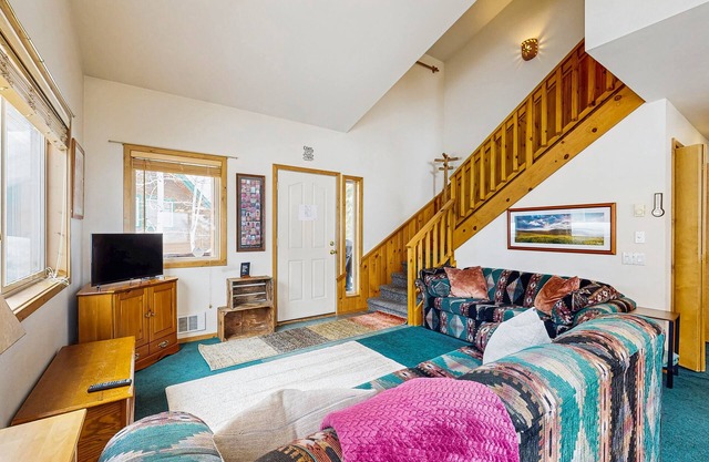 Lovely alpine condo w/deck and community pool, & sauna