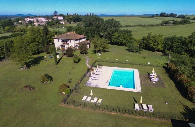 Lovely and typical farmhouse in the heart of Chianti