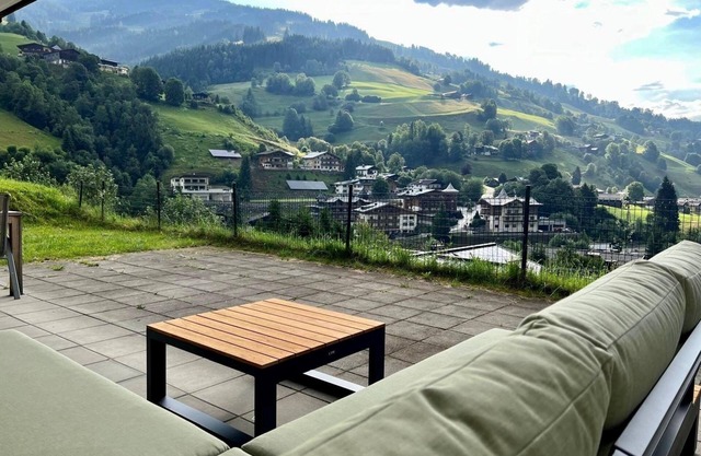 Lovely apartment within walking distance of the ski bus stop and the Jausern descent