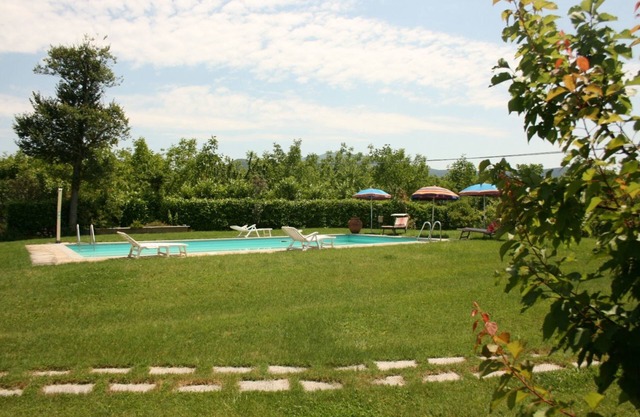 Lovely apartment for 4 guests with pool, WIFI, TV, pets allowed and parking, close to Cortona