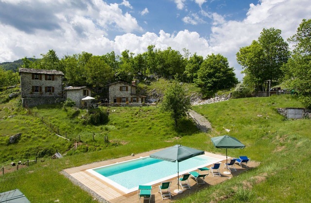 Lovely apartment in villa for 6 guests with pool, WIFI, TV, patio and pets allowed