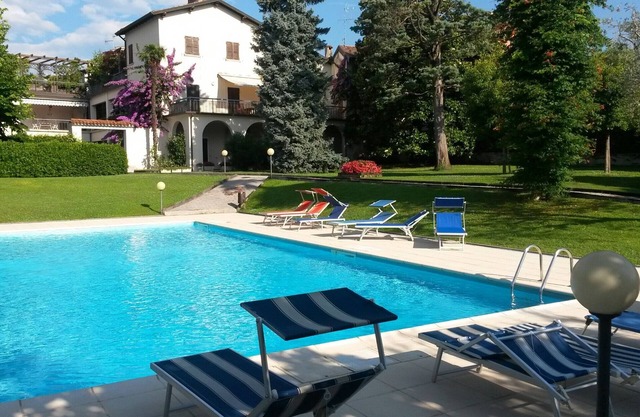 Lovely apartment on Lake Garda in residence with pool