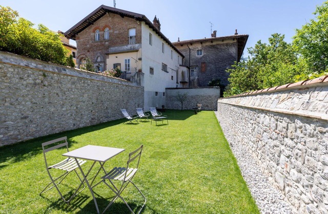 Lovely apartment for 6 guests with A/C, WIFI, TV, balcony, pets allowed and parking