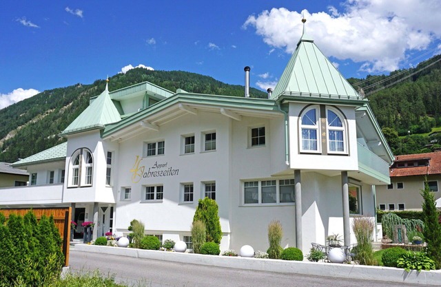 Lovely apartment for 4 guests with WIFI, TV, patio and parking