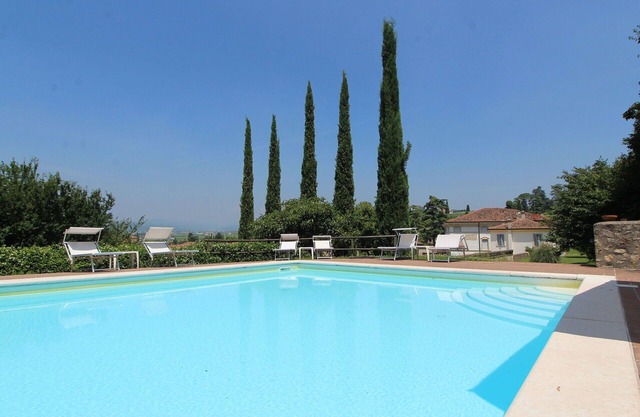 Lovely apartment for 8 people with WIFI, pool, A/C, TV and parking, close to Verona