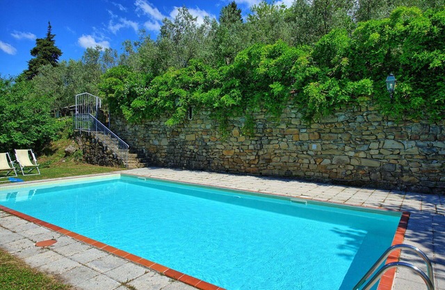 Lovely apartment with WIFI, pool, TV, pets allowed and parking, close to Greve In Chianti