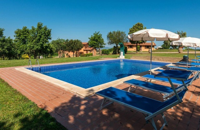Lovely apartment in villa for 9 guests with pool, WIFI, TV, pets allowed and parking