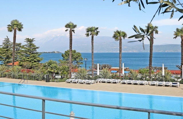 Lovely apartment for 4 guests with A/C, pool, WIFI, TV, terrace, pets allowed and parking