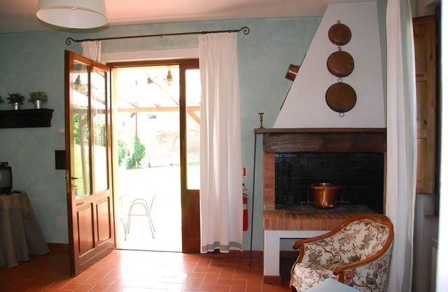 Lovely apartment in villa with pool, WIFI, patio, panoramic view and parking, close to San Gimig.