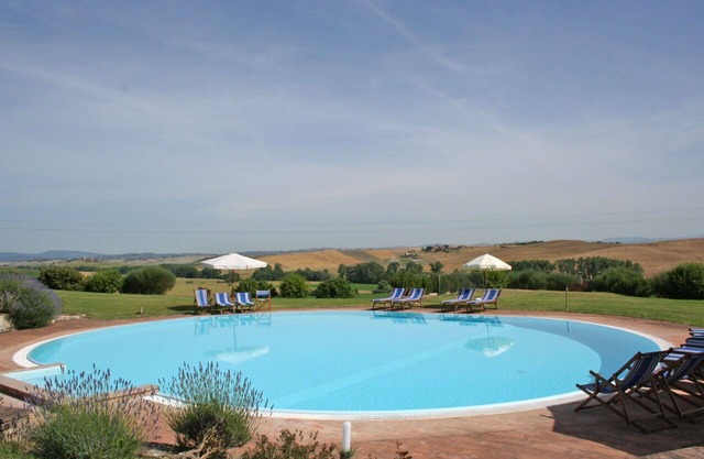 Lovely apartment for 5 people with pool, WIFI, panoramic view and parking, close to Siena