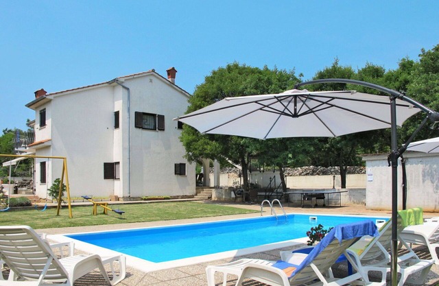 Lovely apartment for 4 guests with WIFI, pool, A/C, TV, patio, pets allowed and parking