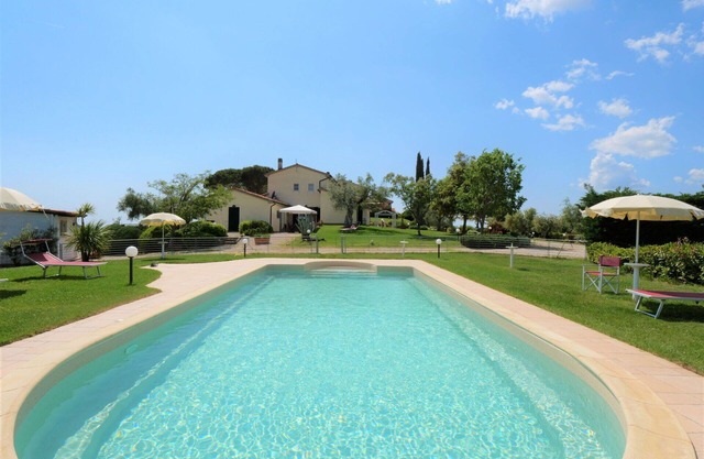 Lovely apartment in villa for 4 guests with WIFI, pool, TV, terrace, pets allowed and parking