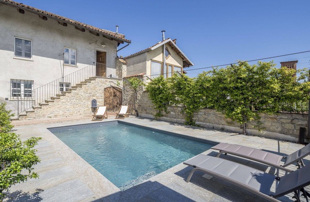 Lovely apartment for 4 guests with WIFI, pool and terrace, close to Alba