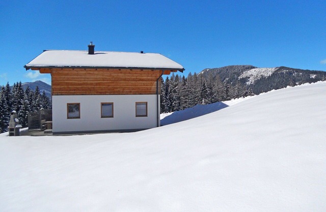 Lovely apartment in villa for 12 people with WIFI, TV, terrace and parking