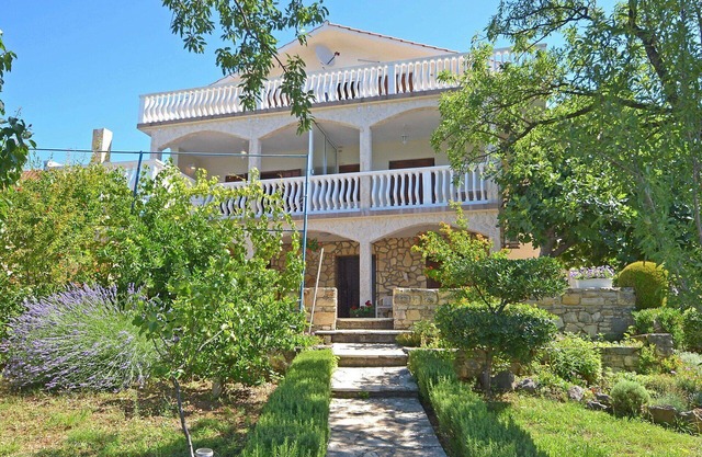 Lovely apartment for 5 guests with A/C, TV, terrace and parking
