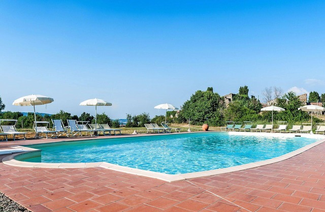 Lovely apartment in villa for 4 guests with WIFI, pool, TV, terrace, pets allowed and parking