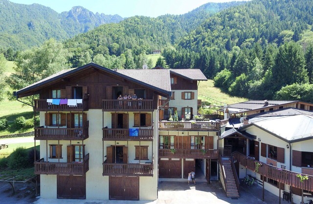 Lovely apartment with WIFI, pool, TV, terrace, pets allowed and parking, close to Riva Del Garda