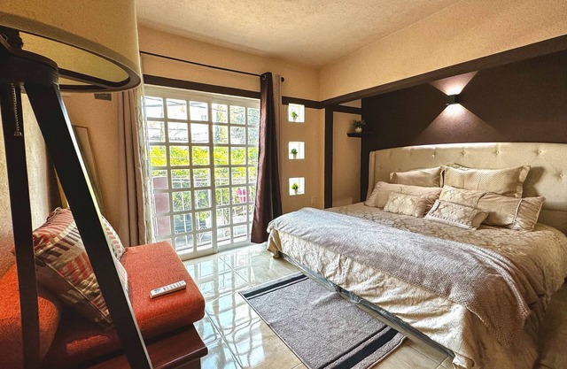 *LOVELY APARTMENT- BEST FOR SOLOS OR COUPLE TRAVELERS*