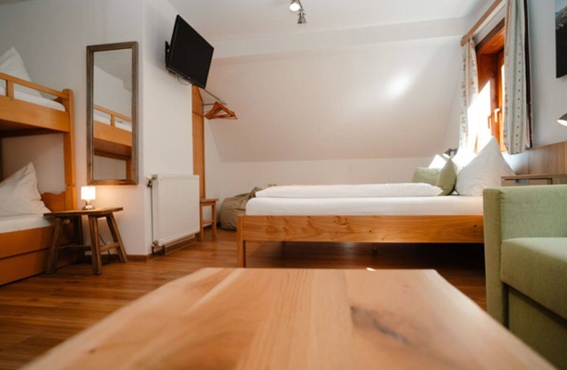 Lovely apartment for 6 guests with WIFI, TV, patio, pets allowed and parking