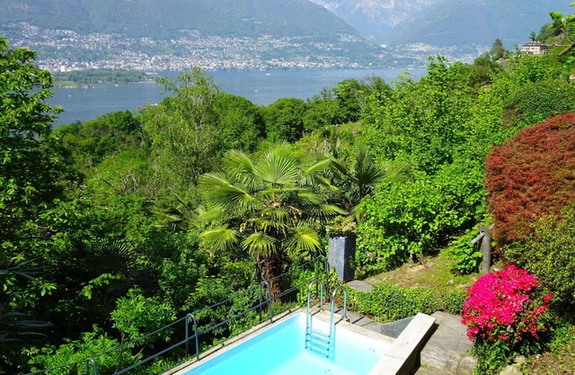 Lovely apartment for 4 guests with WIFI, pool, TV, patio, pets allowed, panoramic view and parking