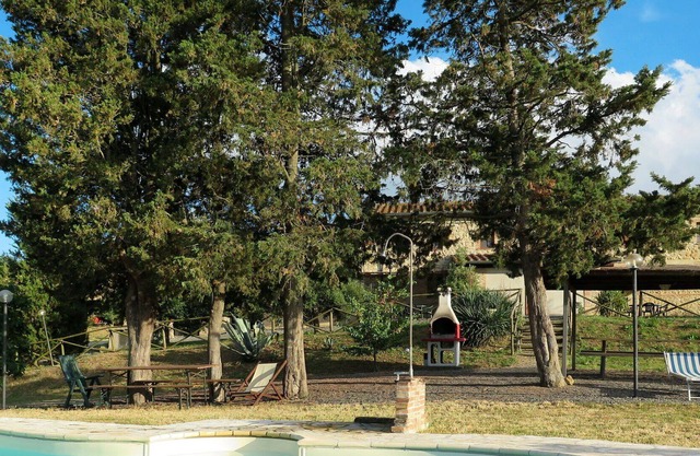 Lovely apartment for 4 guests with WIFI, pool, patio, pets allowed and parking