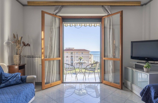 Lovely apartment for 5 people with WIFI, TV, terrace, pets allowed and parking