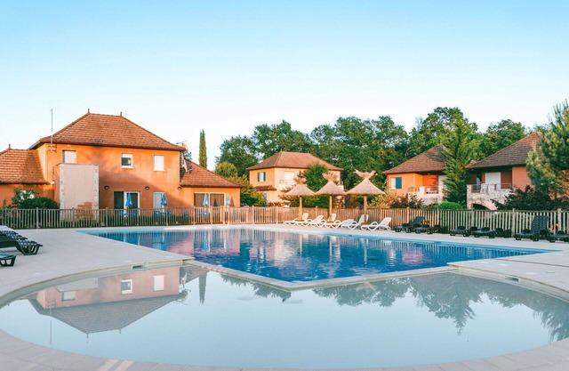 Lovely apartment for 6 guests with WIFI, pool, TV, terrace, pets allowed and parking