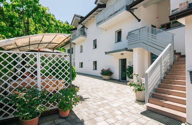 Lovely apartment for 4 people with WIFI, TV, patio, pets allowed and parking