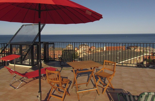 Lovely apartment for 6 people with WIFI, A/C, terrace, pets allowed, panoramic view and parking