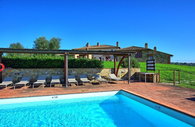 Lovely apartment for 4 guests with pool, A/C, TV, panoramic view and parking, close to Siena