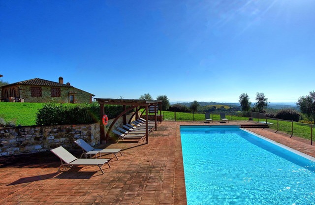 Lovely apartment for 2 guests with A/C, pool, TV, panoramic view and parking, close to Siena