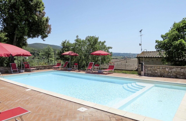 Lovely apartment for 4 guests with pool, WIFI, TV, patio, pets allowed and parking