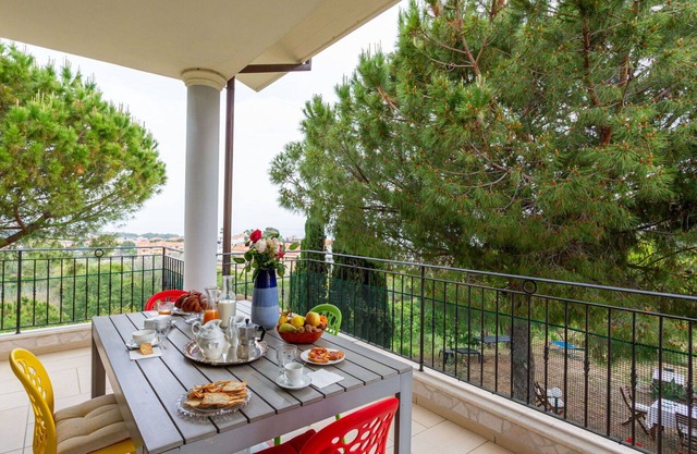 Lovely apartment for 10 people with A/C, WIFI, TV, patio, pets allowed, panoramic view and parking