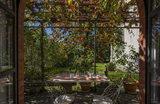 Lovely apartment for 2 guests with private pool, TV, patio, pets allowed and parking