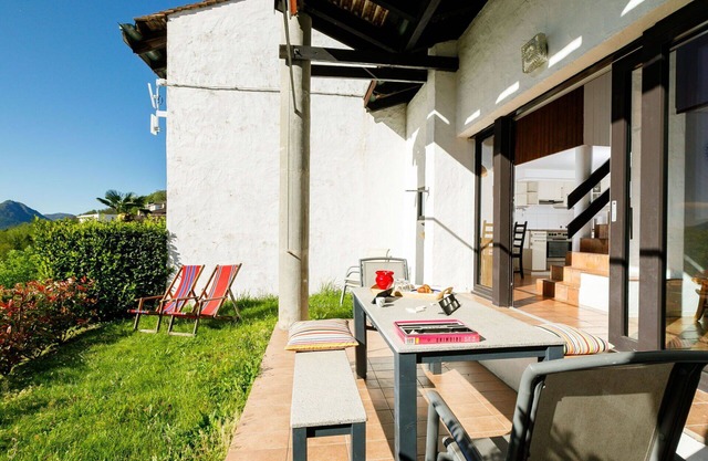 Lovely apartment for 4 people with WIFI, pool, TV, patio, pets allowed, panoramic view and parking