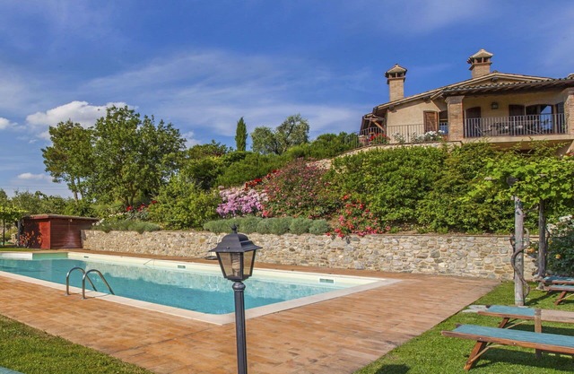 Lovely apartment for 4 people with WIFI, pool, TV, patio, pets allowed and parking