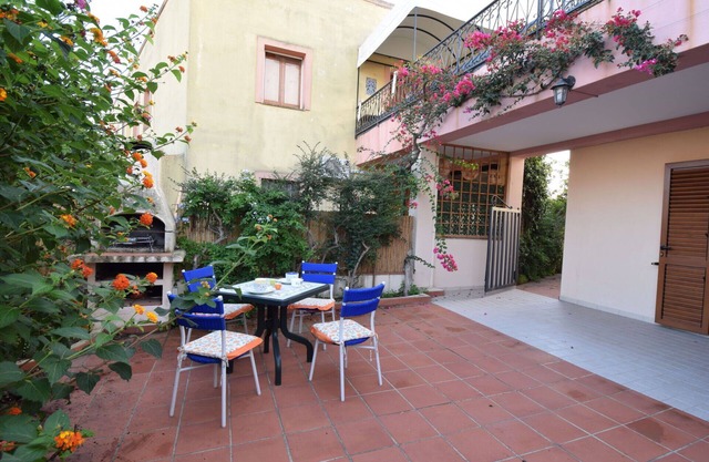 Lovely apartment for 4 guests with A/C, TV, patio and parking