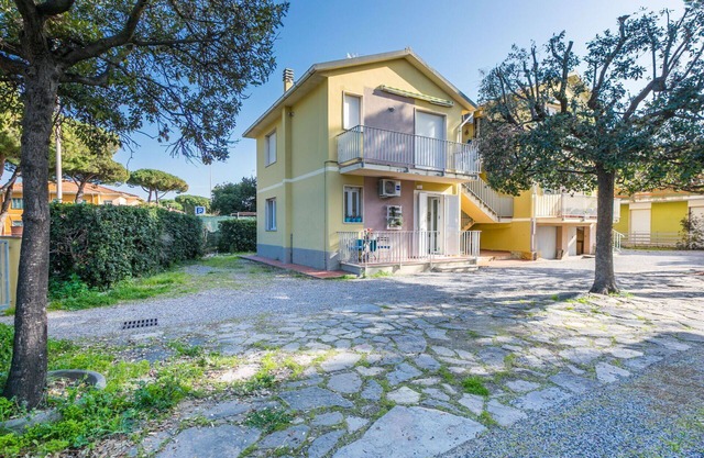 Lovely apartment for 4 guests with WIFI, A/C, TV, balcony, pets allowed and parking