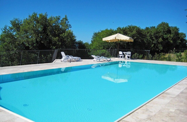 Lovely apartment for 4 guests with WIFI, pool, TV, pets allowed and parking, close to San Gimign.