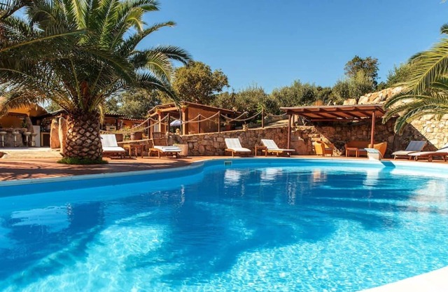 Lovely apartment for 4 people with pool, A/C, WIFI, TV, patio, pets allowed and parking