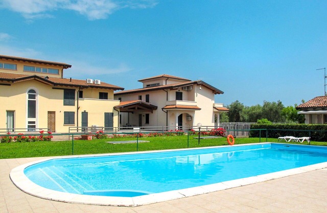 Lovely apartment for 6 guests with WIFI, A/C, pool, TV, patio, pets allowed and parking