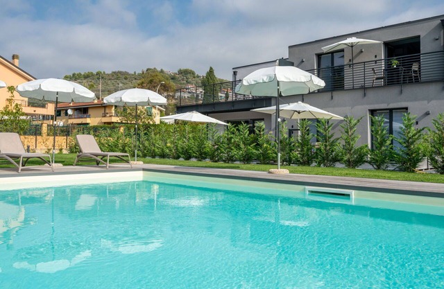 Lovely apartment for 6 guests with WIFI, A/C, pool, TV, terrace, pets allowed and parking