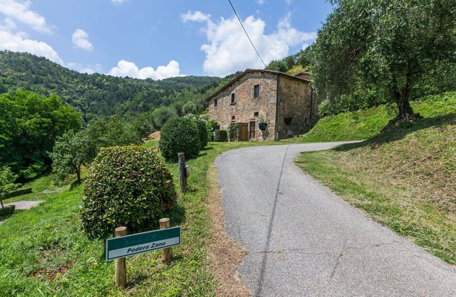 Lovely apartment for 6 guests with WIFI, pool, TV, patio, pets allowed and parking