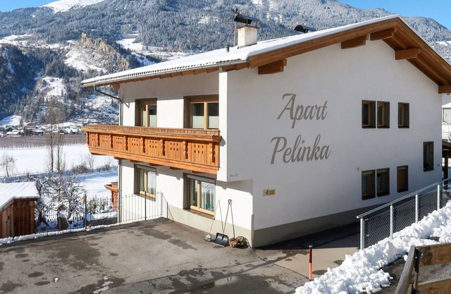 Lovely apartment for 6 people with WIFI, TV, patio, pets allowed and parking