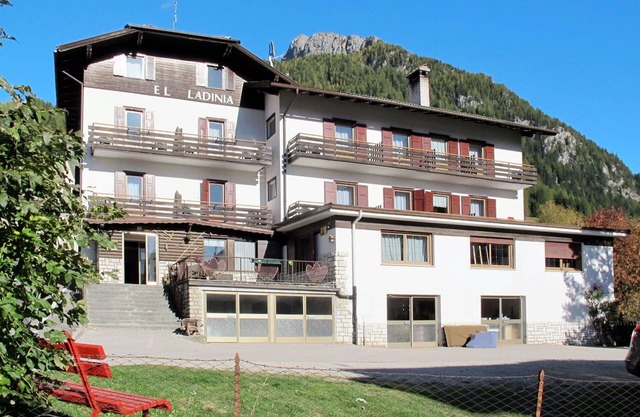 Lovely apartment for 7 people with WIFI, TV, patio, pets allowed and parking