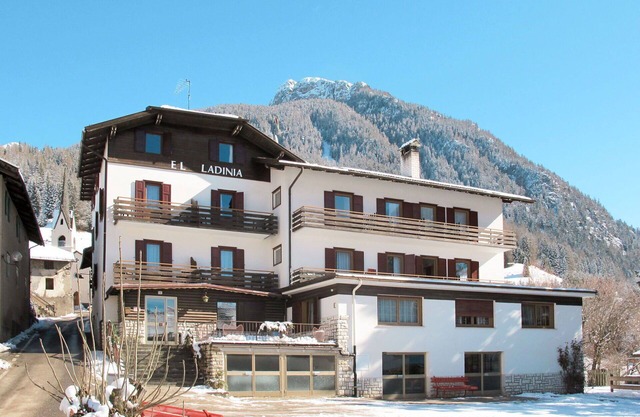 Lovely apartment for 7 people with WIFI, TV, patio, pets allowed and parking