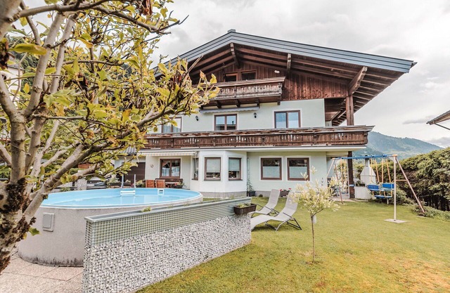 Lovely apartment for 8 guests with WIFI, pool, TV, balcony, pets allowed and parking