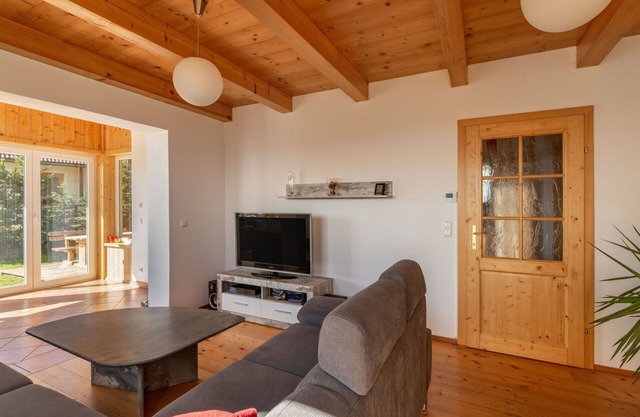 Lovely apartment for 10 people with WIFI, TV, patio and parking
