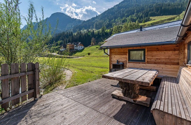 Lovely apartment for 4 people with hot tub, WIFI, TV, patio and parking