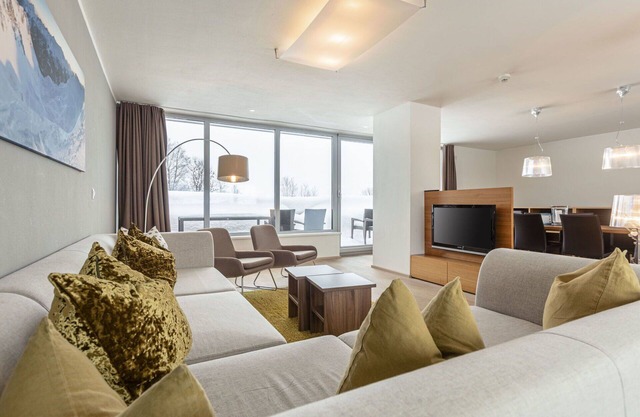 Lovely apartment for 8 guests with pool, WIFI, TV, balcony, pets allowed and parking